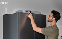 Jackery FridgeGuard har en liten LCD-skärm