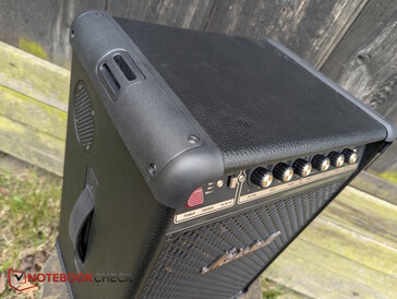 PU-läder på ovansidan och sidorna, förstärkta kanter och bärhandtag