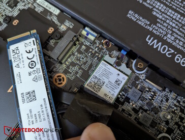 Wi-Fi-modulen sitter under en av SSD-enheterna