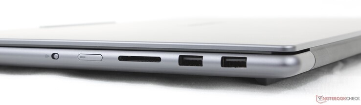 Höger sida: Avstängningsknapp för kamera, strömbrytare, SD-kortläsare, 2x USB-A (10 Gbps)