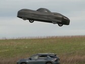 En skärmdump visar Alef Aeronautics elektriska Model A som svävar över en annan bil (Bildkälla: NBC News på YouTube)