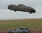 En skärmdump visar Alef Aeronautics elektriska Model A som svävar över en annan bil (Bildkälla: NBC News på YouTube)