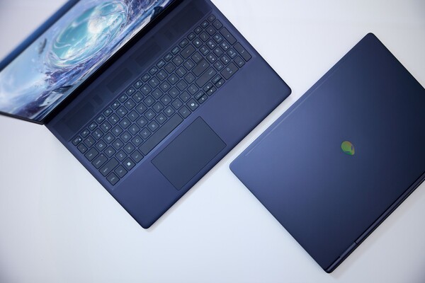 Alienware 16X Aurora har ett lock och en botten i anodiserad aluminium med stöd för enhandsöppning.