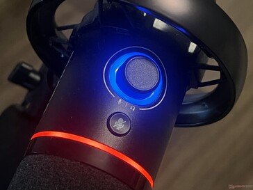 Huvuddel: mute-knapp, förstärknings-/volymratt