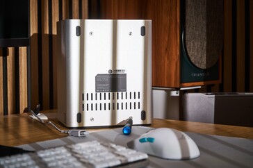 För att byta ut M.2 SSD-enheterna måste fyra skruvar lossas.