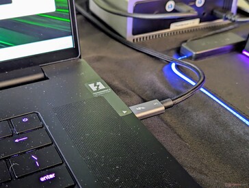 Den egenutvecklade 330 W AC-adaptern krävs fortfarande när du spelar eftersom USB-C-laddning är begränsad till 100 W