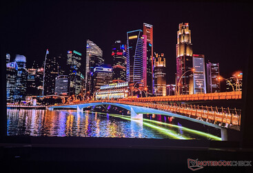 Nebula X1 Pro i ett mörkt rum...