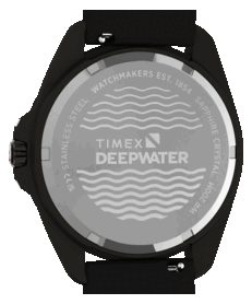 Närbild av boettens baksida på Timex Deepwater Arctic 200, med Deepwater-logotypen och ett vågmotiv.