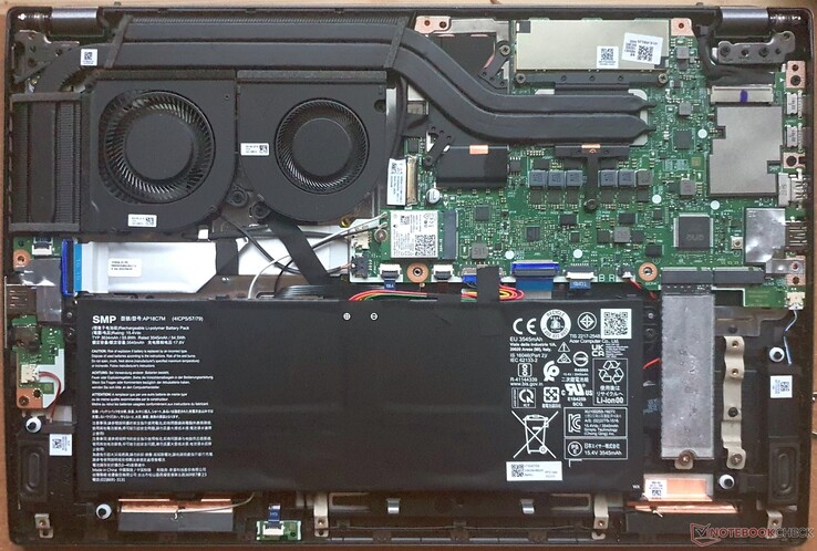 Två M.2-2280 PCIe 4.0-kortplatser, fastskruvat batteri, Intel AX211 (WiFi), men fastlödd RAM-minne