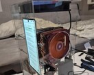 Den absurda modifikationen där två PC-kylflänsar monterades på moderkortet i en Nubia Z70 Ultra.