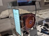 Den absurda modifikationen där två PC-kylflänsar monterades på moderkortet i en Nubia Z70 Ultra.