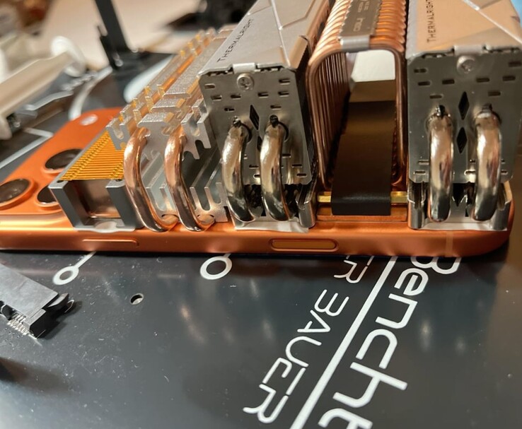 Sidovy av en iPhone 17 Pro Max med stora M.2 SSD-kylare anslutna (Bildkälla: u/T-K-Tronix via r/iphone)