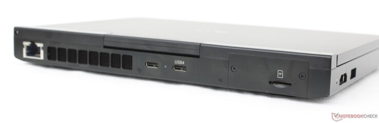 På baksidan: RJ-45 (2,5 Gbps), USB-C 3.2 Gen. 2 (10 Gbps) med DisplayPort + Power Delivery, USB-C 4.0 (40 Gbps) med DisplayPort + Power Delivery, MicroSD-läsare
