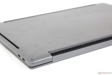 Moderkortet är nu åtkomligt genom att ta bort tangentbordsdäcket istället för bottenpanelen