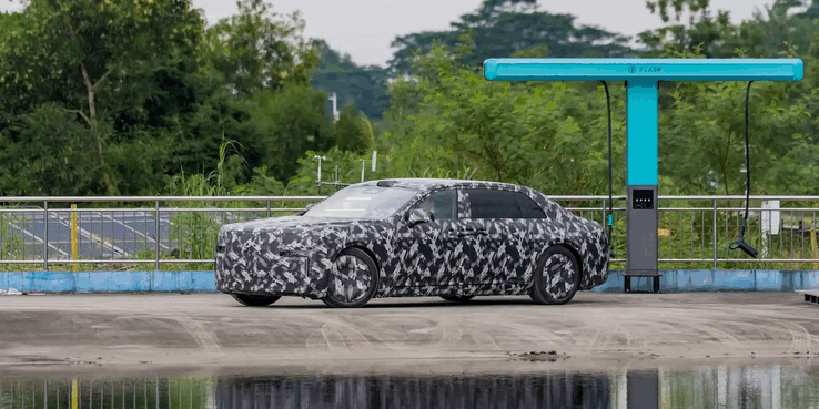 BYD:s Yangwang-sedan vid en BYD-laddstation
