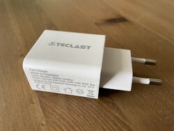 Den medföljande 20-watts strömförsörjningen