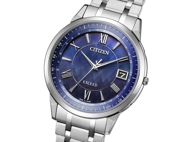 Citizen Exceed “Morning in the Sacred Forest” Eco-Drive-klockan har en djupblå urtavla med ett diskret skogsinspirerat mönster, glittrande detaljer, silverfärgade visare och timmarkeringar samt en datumvisning vid klockan 3.