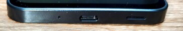 Nedtill: Mikrofon, USB-C-port, högtalare