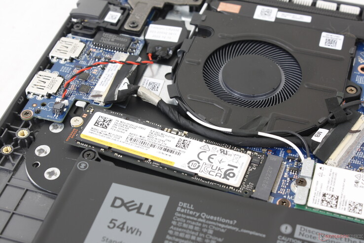 Den enda M.2 SSD-enheten har ingen värmespridare som hjälper till med kylningen. Prestandan minskar under stress, vilket framgår av diagrammet nedan