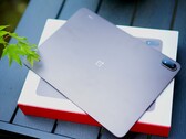 Trots det stora batteriet är enheten fortfarande slank – även om du kommer att märka skillnaden i vikt jämfört med OnePlus Pad 4.