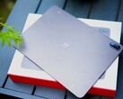 Trots det stora batteriet är enheten fortfarande slank – även om du kommer att märka skillnaden i vikt jämfört med OnePlus Pad 4.
