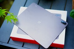 Trots det stora batteriet är enheten fortfarande slank – även om du kommer att märka skillnaden i vikt jämfört med OnePlus Pad 4.