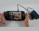 Lenovo Legion Go 2 handhållen speldator som kör God of War: Ragnarok, tillsammans med ett Adlink Pocket AI GPU-kabinett och en powerbank i en helt bärbar batteridriven installation. (Bildkälla: ETA PRIME via YouTube)
