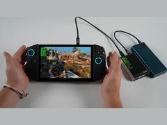 Lenovo Legion Go 2 handhållen speldator som kör God of War: Ragnarok, tillsammans med ett Adlink Pocket AI GPU-kabinett och en powerbank i en helt bärbar batteridriven installation. (Bildkälla: ETA PRIME via YouTube)
