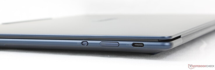 Till höger: Elektronisk webbkameraslutare, strömbrytare, USB-C 4.0 med DisplayPort 1.4 + Power Delivery