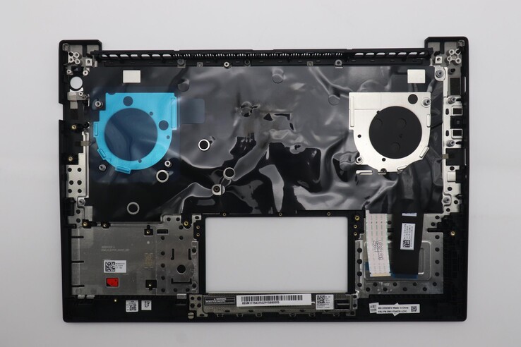 Tangentbordsskyddet på P14s Gen 6 Intel, som visar de små svarta nitarna som håller tangentbordet på plats (bildkälla: Lenovo)