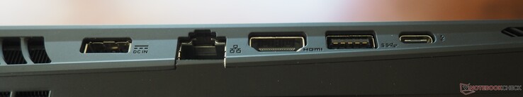 Vänster sida: strömförsörjning, RJ-45, HDMI 2.1, USB-A 3.2 Gen 2, Thunderbolt 5 (DP 2.1, PD 3.0)