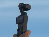 DJI Osmo Pocket kompaktkamera med en blå himmel i bakgrunden