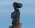 DJI Osmo Pocket kompaktkamera med en blå himmel i bakgrunden