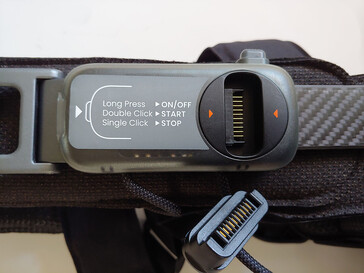 Bakre styrenhet med strömknapp och kontakt. (Bildkälla: Notebookcheck)