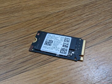 M.2 SSD har tagits bort. Användare kan installera en längre 2280 om så önskas