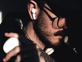 En av de kommande generationerna av AirPods kommer att ha en Visual Intelligence-kamera, vilket framgår av en läckt Apple-video som upptäckts i macOS.