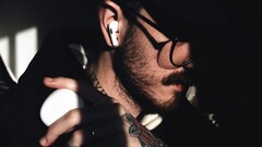 En av de kommande generationerna av AirPods kommer att ha en Visual Intelligence-kamera, vilket framgår av en läckt Apple-video som upptäckts i macOS.