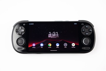 Retroid Pocket 6 i svart med D-Pad längst upp (Bildkälla: Retroid)