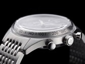 Sidoprofil av Timex Marlin Jet Chronograph som visar dess stora välvda Hesalite-glas, takymeterskala, boett i borstat rostfritt stål, kronografknapp i pumpstil, krona med Jet-logotyp och armband i rostfritt stål