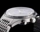 Sidoprofil av Timex Marlin Jet Chronograph som visar dess stora välvda Hesalite-glas, takymeterskala, boett i borstat rostfritt stål, kronografknapp i pumpstil, krona med Jet-logotyp och armband i rostfritt stål