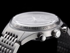 Sidoprofil av Timex Marlin Jet Chronograph som visar dess stora välvda Hesalite-glas, takymeterskala, boett i borstat rostfritt stål, kronografknapp i pumpstil, krona med Jet-logotyp och armband i rostfritt stål