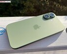 Framtida iPhone-modeller kan drivas av ett Intel-tillverkat chip (på bilden: iPhone 17; bildkälla: Notebookcheck, redigerad)