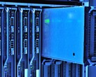 Serverrack med blå belysning i ett datacenter