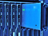 Serverrack med blå belysning i ett datacenter