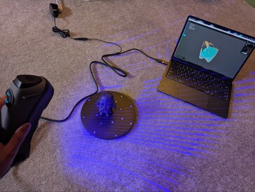 Sermoon S1 skannar objektet med korslinjelaser och Creality Scan 4 app på MacBook Air