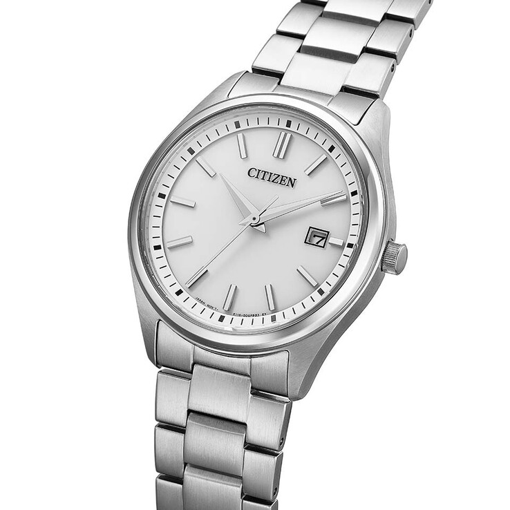 Framifrån sett i trekvartsvy: Citizen BM1350-54A Eco-Drive dressklocka med silverfärgad urtavla, datumfönster vid klockan 3, boett i rostfritt stål och matchande armband i stål.