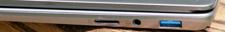 Höger: USB 3.1 Gen 1 Typ A, Hörlursanslutning, microSD-kortläsare