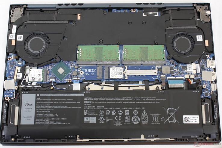 Inspiron 16 Plus 7610 som jämförelse. Observera det andra SSD-facket och SODIMM-facket som nu saknas på 7620