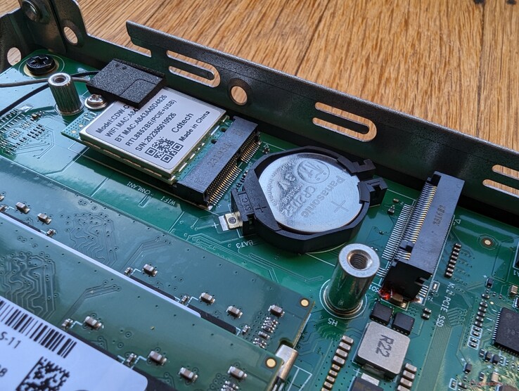 Avtagbar WLAN-modul och BIOS-batteri sitter under M.2 SSD