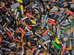 Shenhuo New Materials uppnår massproduktion av ultratunn batterifolie på 8 mikrometer. På bilden: En hög med förbrukade konsumentbatterier. (Bildkälla: John Cameron, Unsplash)